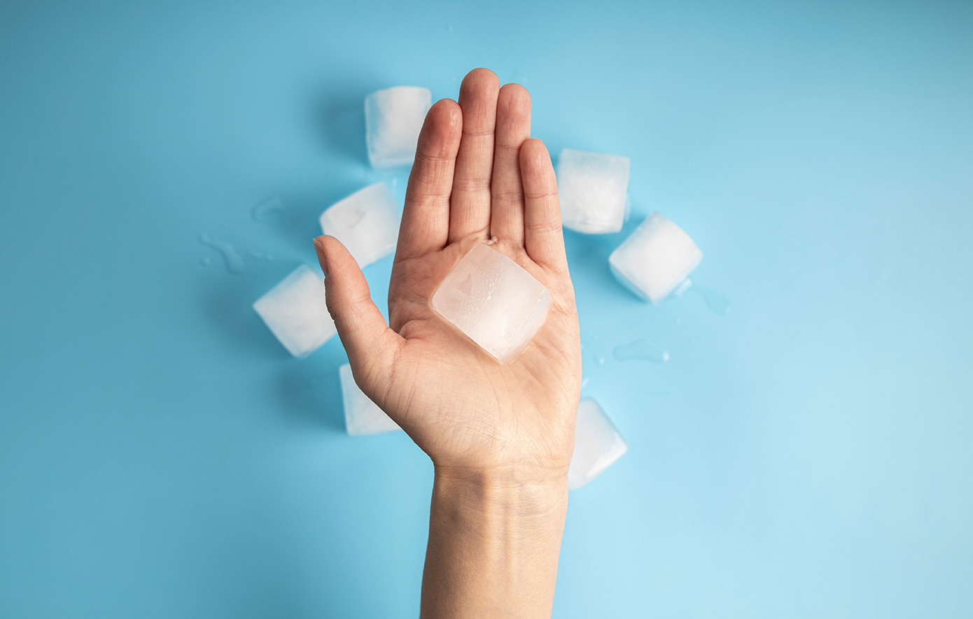 Κράτα ένα παγάκι και κούνα το σώμα σου σαν σκύλος: Θεραπευτές παρουσιάζουν 16 απλούς τρόπους για να νικήσετε το άγχος