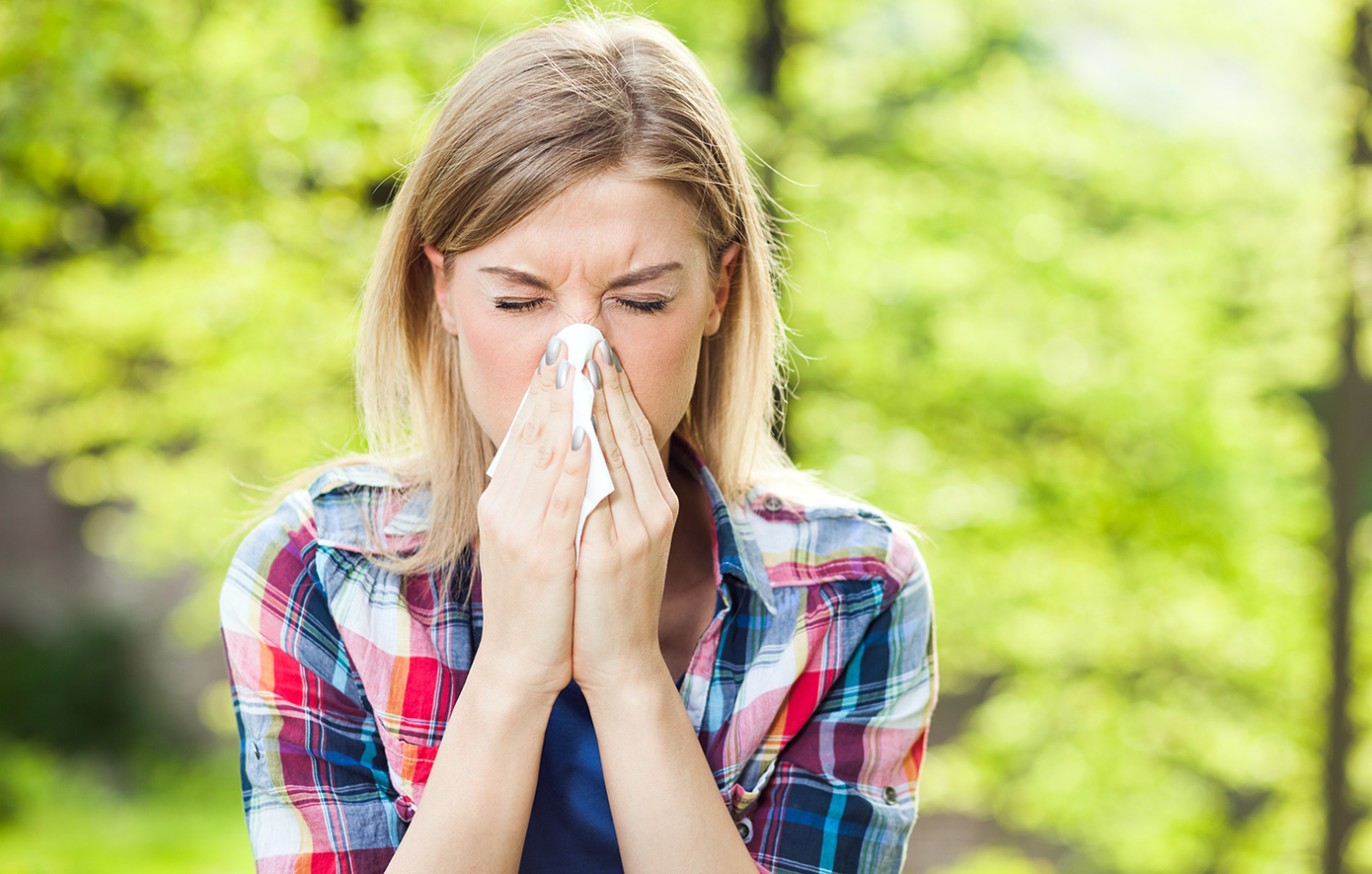 Τι να κάνετε για να μην αρρωστήσετε αν κάποιος φτερνιστεί ή βήξει πάνω σας