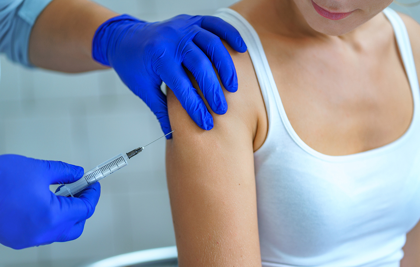 «Στον Μεσαίωνα»: Σάλος με την κυριότερη υπηρεσία δημόσιας υγείας των ΗΠΑ και τον ισχυρισμό για τα εμβόλια