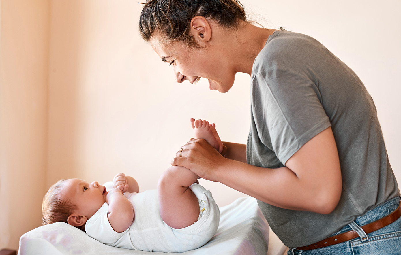 Οι γονείς πρέπει να ζητούν από τα μωρά «συναίνεση» πριν τους αλλάξουν πάνα, σύμφωνα με ειδικούς