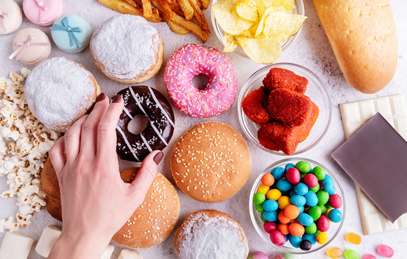 Αυτά τα τρόφιμα μπορεί να ευθύνονται για την αύξηση καρκίνου του παχέος εντέρου στις γυναίκες – Τι έδειξε έρευνα