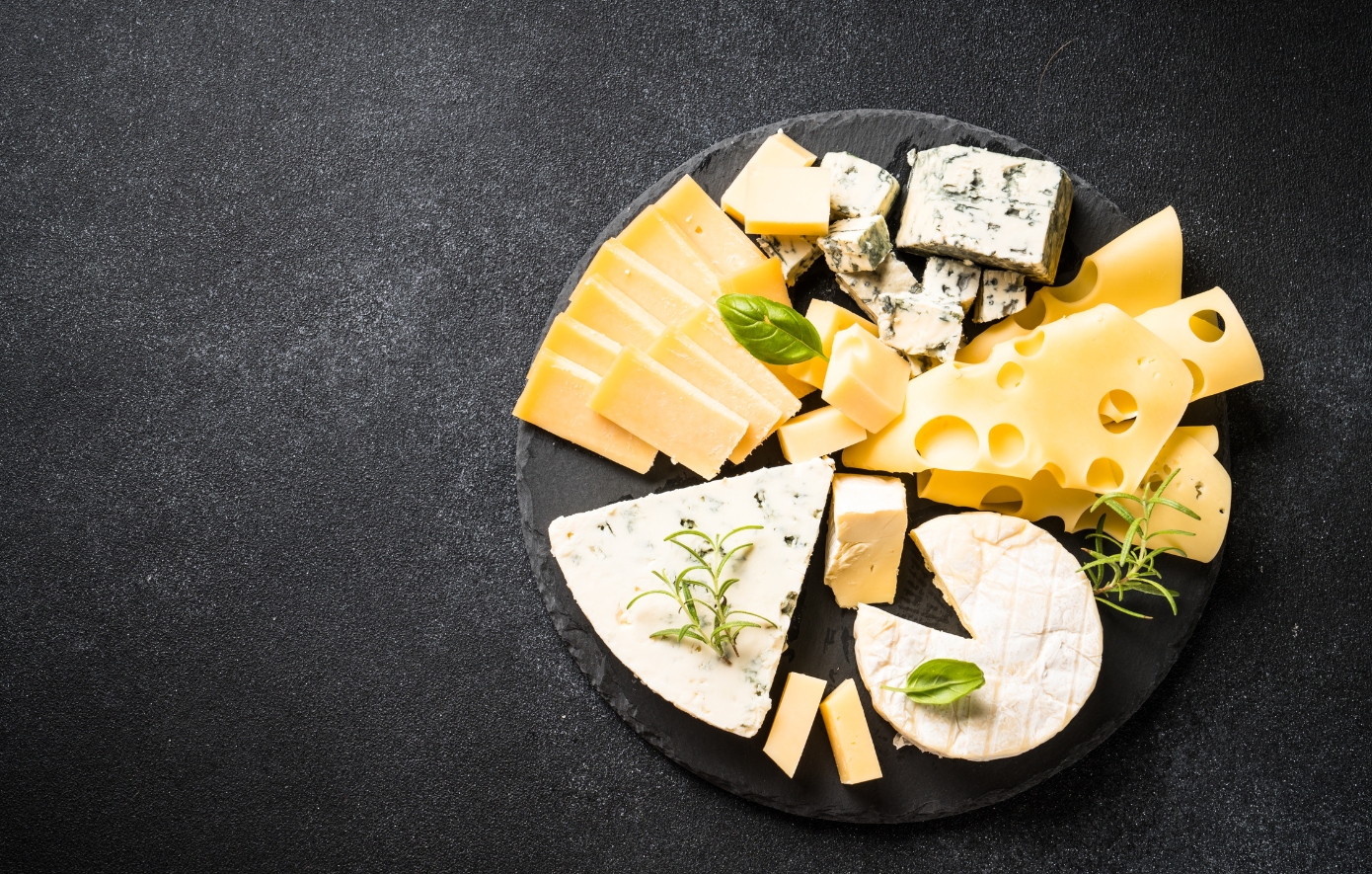 Το τυρί στο μικροσκόπιο της επιστήμης: Μια ημερήσια μερίδα συνδέεται με χαμηλότερο κίνδυνο άνοιας