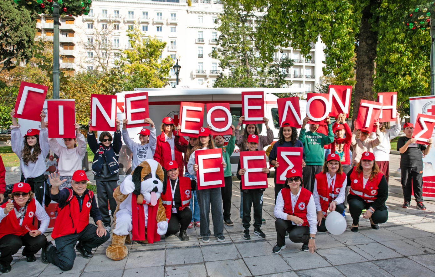 Ο Ελληνικός Ερυθρός Σταυρός απέστειλε ηχηρό μήνυμα εθελοντισμού με 370 μαθητές στην Πλατεία Συντάγματος