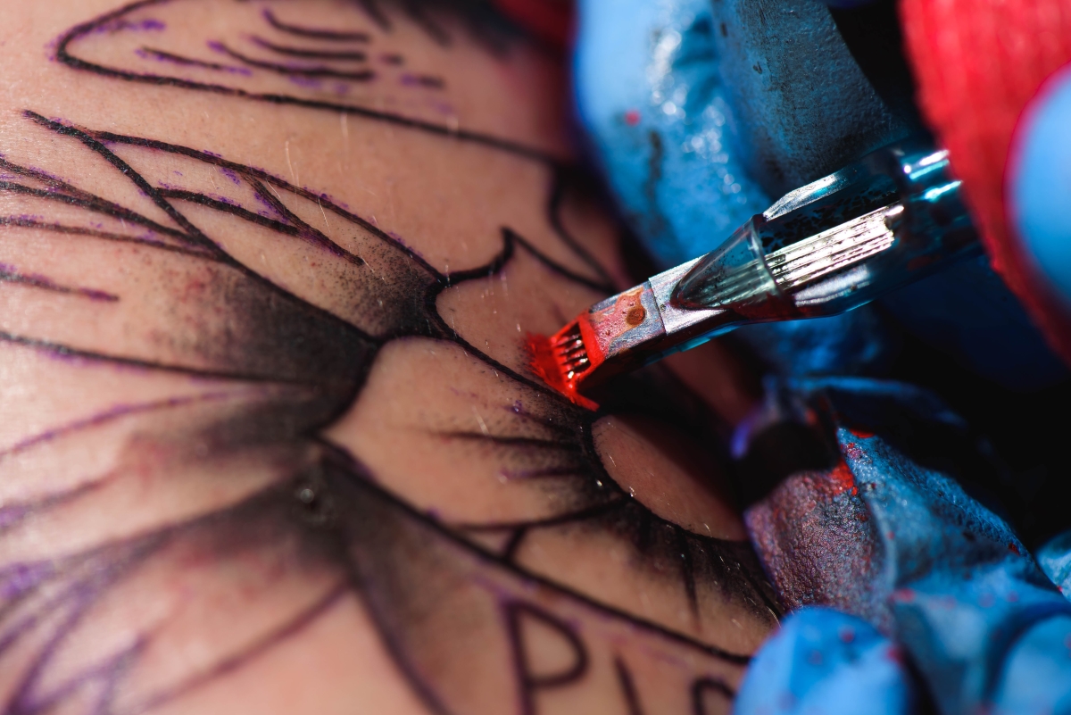 Προκαλούν τα τατουάζ καρκίνο; Μια νέα μελέτη θέτει κρίσιμα ζητήματα