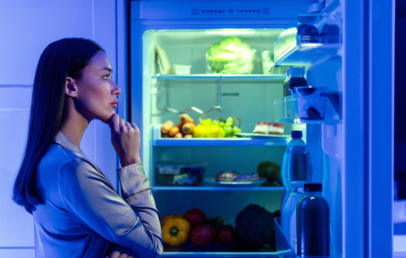 Γιατί οι νυχτερινές λιγούρες δεν είναι έλλειψη αυτοπειθαρχίας – Η ιστορία μιας γυναίκας που δεν μπορούσε να σταματήσει να τρώει τα βράδια και η λύση του προβλήματος